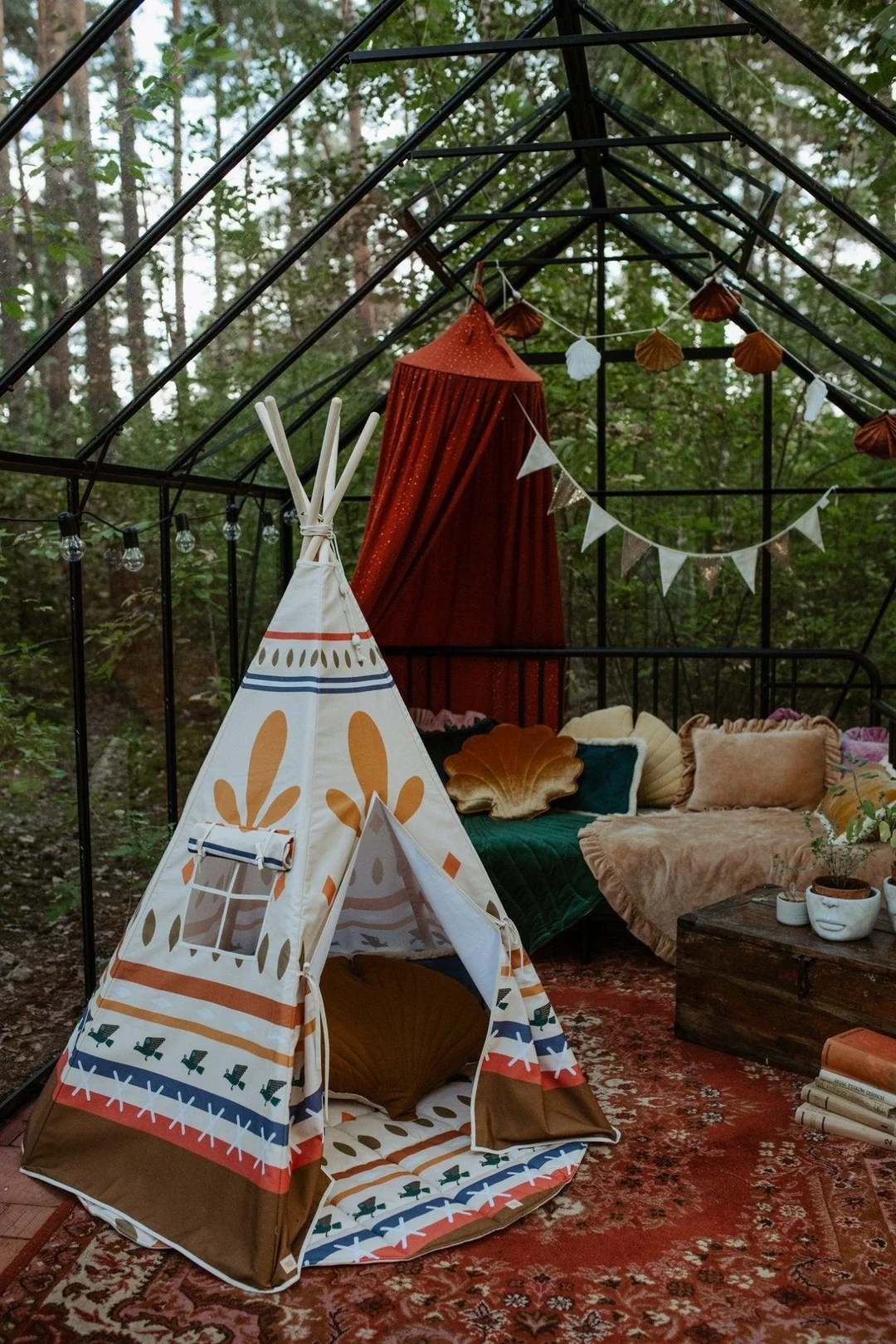 Tenda Tipi NATIVE VIBE Tenda tipi infantil branca com estampas coloridas numa sala de vidro com decoração acolhedora