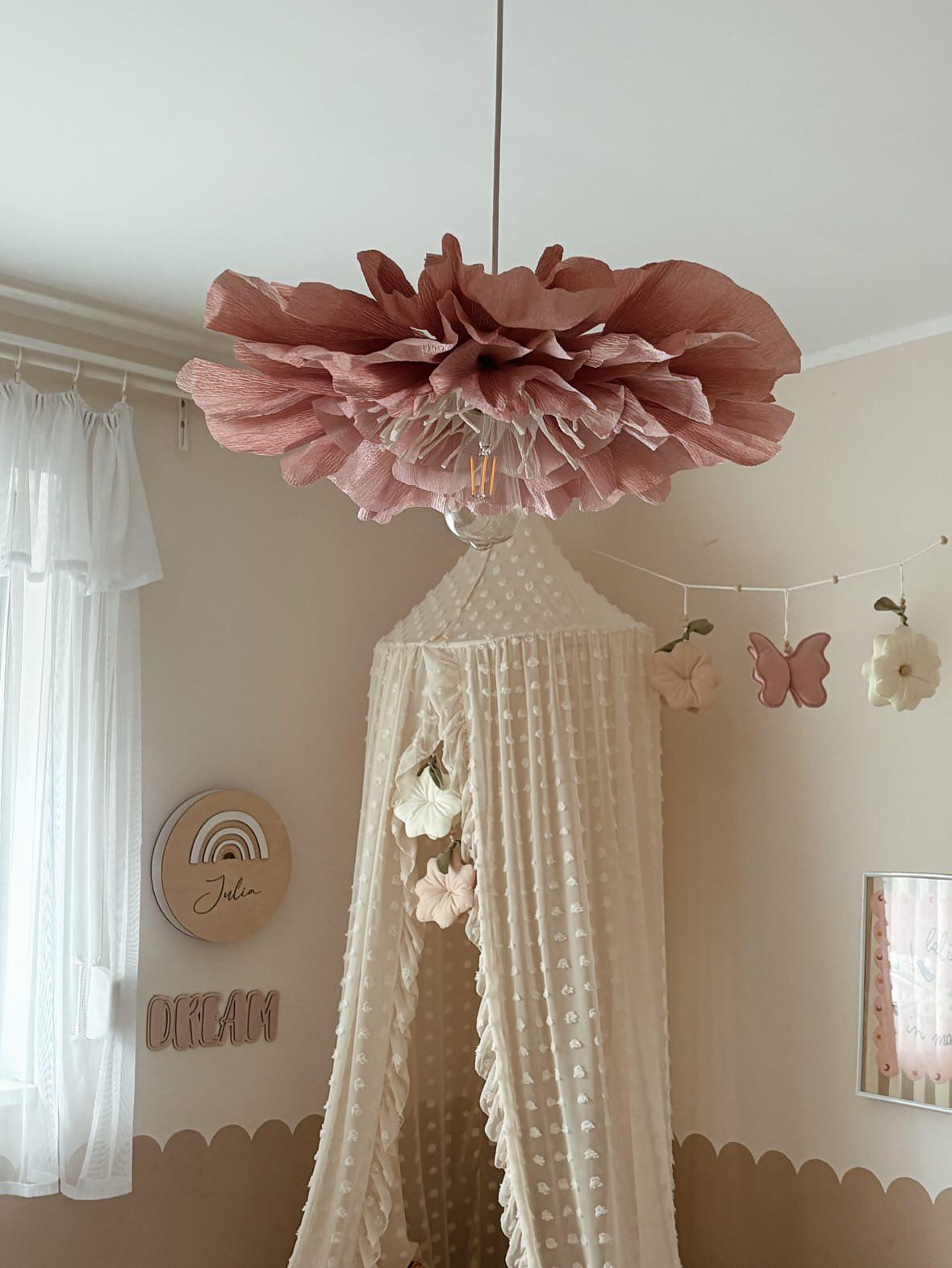 Candeeiro de Teto Flor em Rosa Lâmpada de teto floral cor-de-rosa em quarto com cortinado creme e decorações de parede em madeira