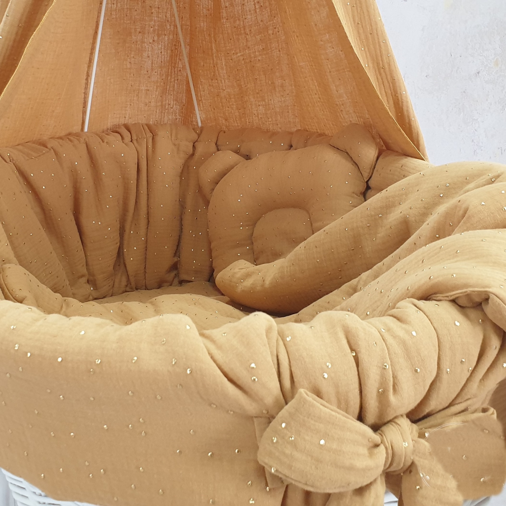 Cesta Moisés de Vime Branco EMMA com Roupa de Cama Berço de bebé com roupa de cama mostarda e mosquiteiro