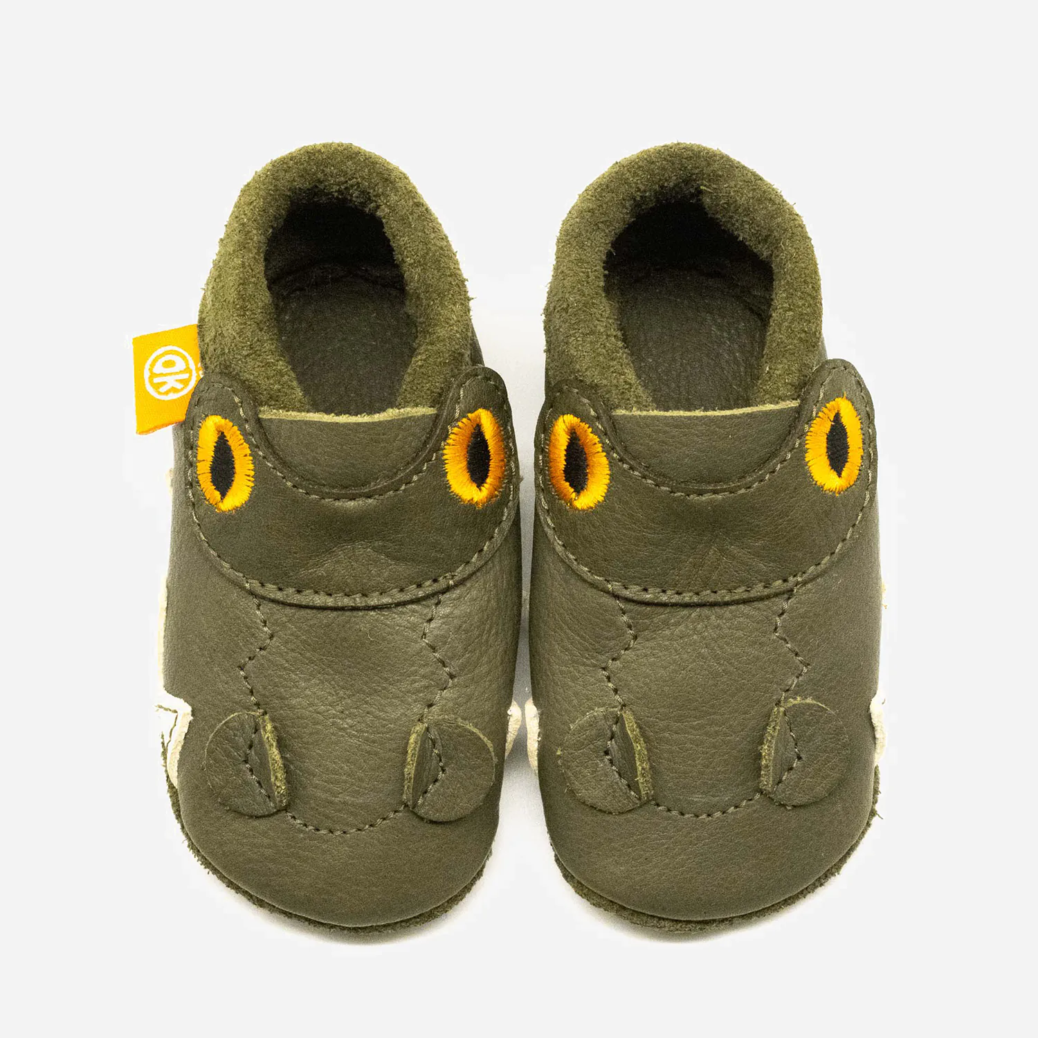 Sapatinhos de Criança Crocodilo COCO 3D Sapatinhos infantis verdes com detalhes amarelos e etiqueta amarela.