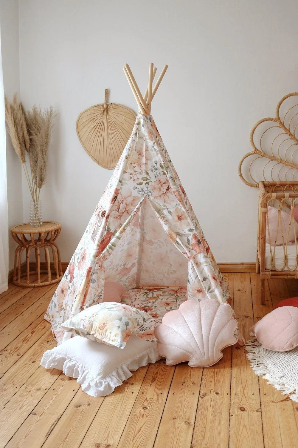 Conjunto Tipi FLOWER POWER – Tenda, Tapete e Almofada Tenda tipi infantil floral com almofadas decorativas num quarto claro