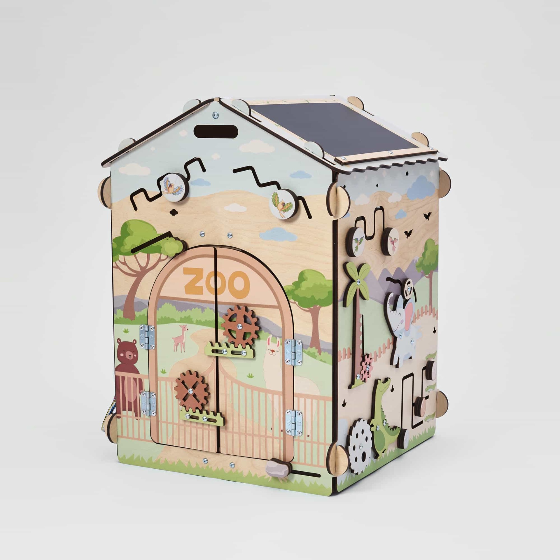 Casa de Madeira Atividades ZOO Brinquedo educativo de madeira em forma de casa com tema de zoo, decorado com animais e engrenagens.