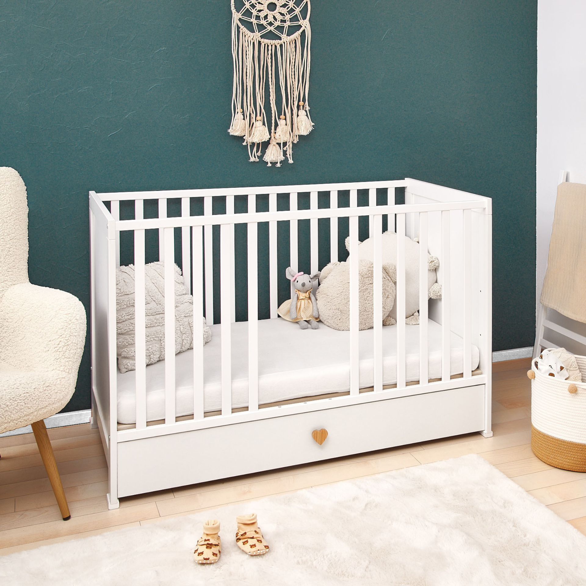 Berço de Bebé PEQUENO CORAÇÃO com Gaveta Berço branco com colchão e peluches em quarto com parede verde e cadeira bege
