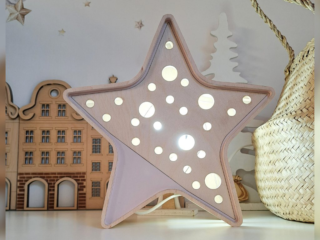 Luminária Estrela de Madeira Controlado por SMARTPHONE Luminária de madeira em forma de estrela iluminada com recortes circulares