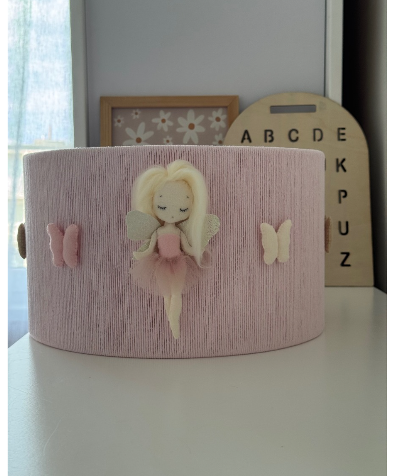 Candeeiro de Teto FADA Rosa Candeeiro rosa claro com fadas e borboletas de feltro em quarto infantil