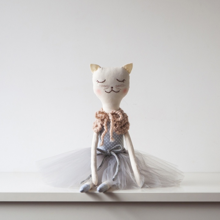 Boneca ELLA Gatinha Eco-Friendly e Bailarina Boneco tecido tipo gato com vestido azul e saia de tule cinzento sentado