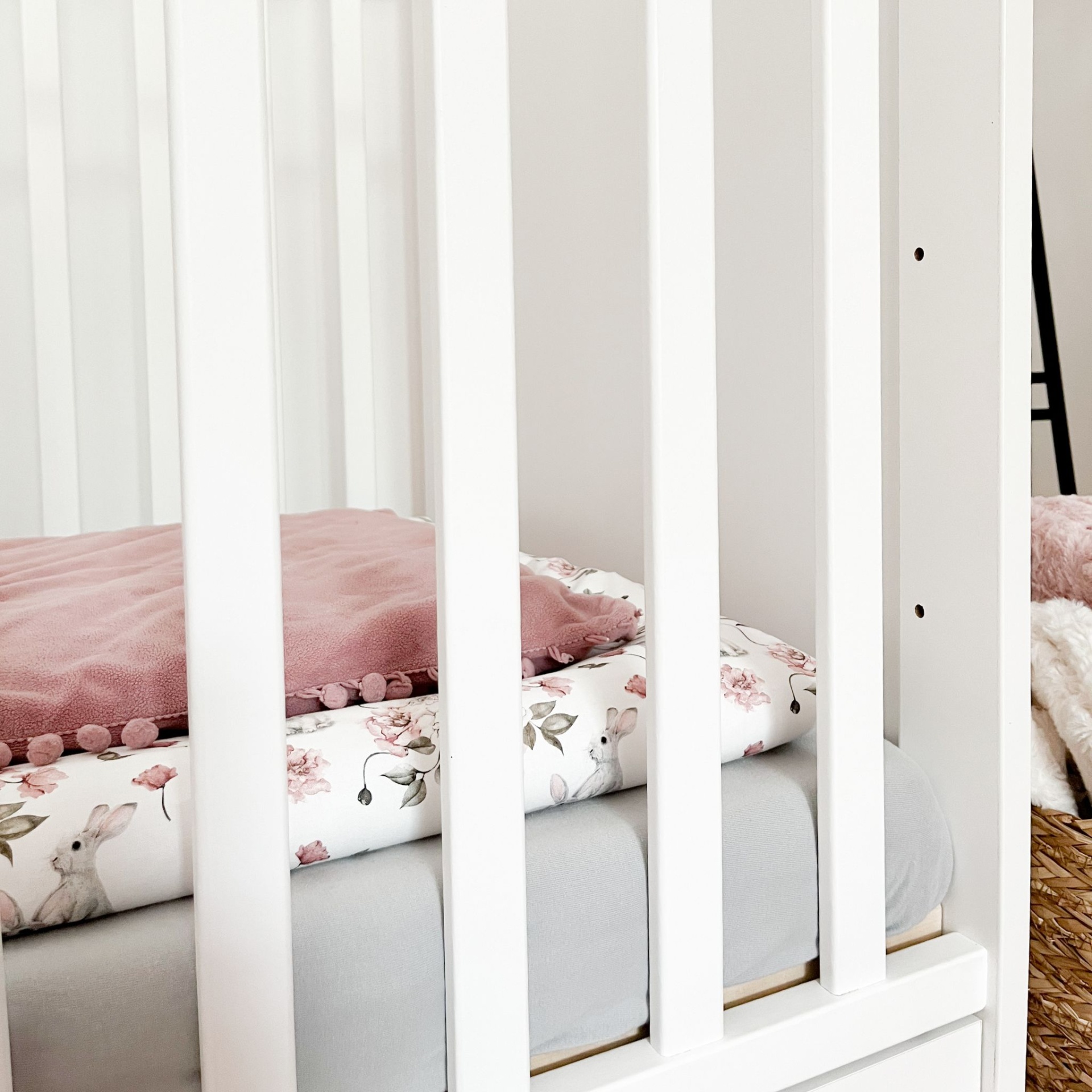 Berço de Bebé PEQUENO CORAÇÃO com Gaveta Berço branco com lençol estampado e cobertor cor-de-rosa