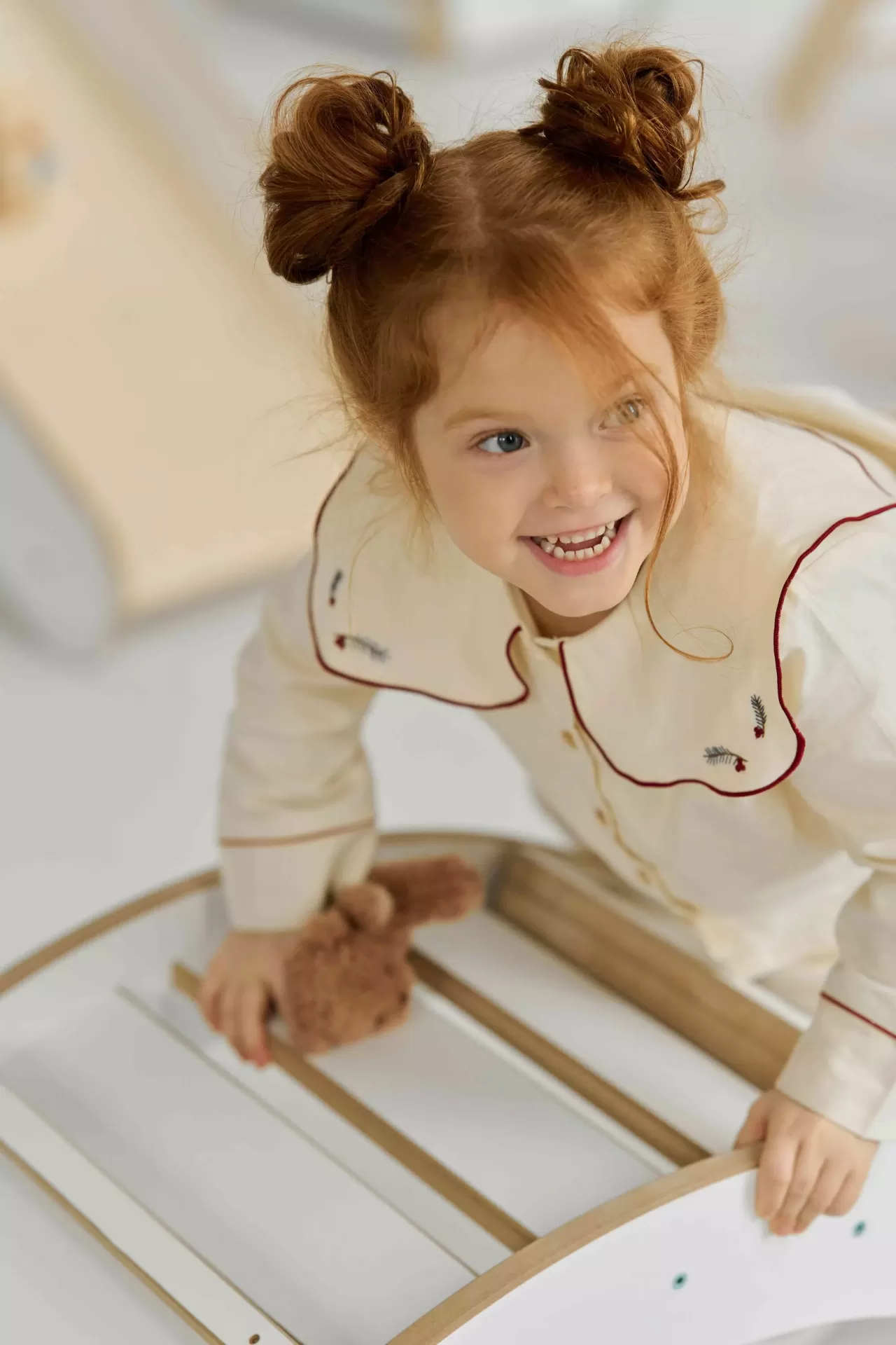 Balanço de Madeira MONTESSORI Menina ruiva com pijama creme e brinquedo de pelúcia castanho