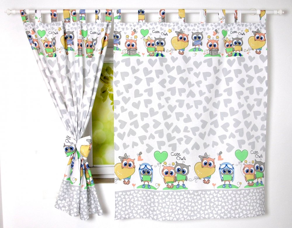 Cortinados Infantis Corujinhas Cortina infantil branca com corações cinzentos e corujas coloridas com texto Cute Owls