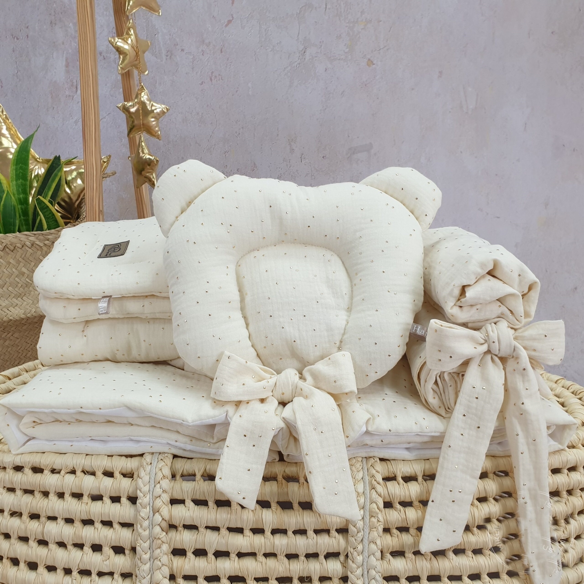Cesta Moisés de Vime Branco EMMA com Roupa de Cama Conjunto de têxteis bege claro com pontos dourados para bebé, almofada em forma de urso e mantas com laços