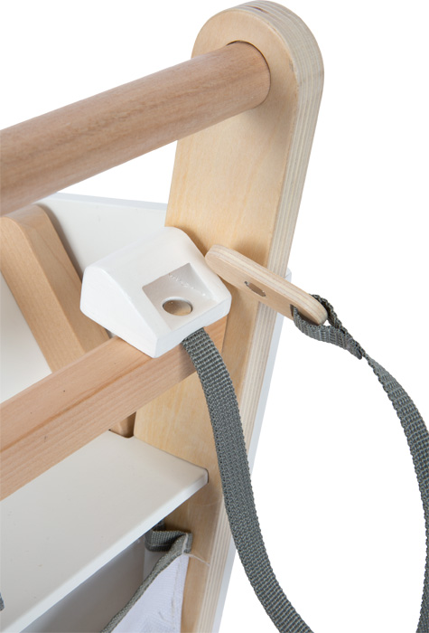 Carrinho de Compras de Madeira Estrutura de madeira clara com cinta cinzenta e elementos brancos