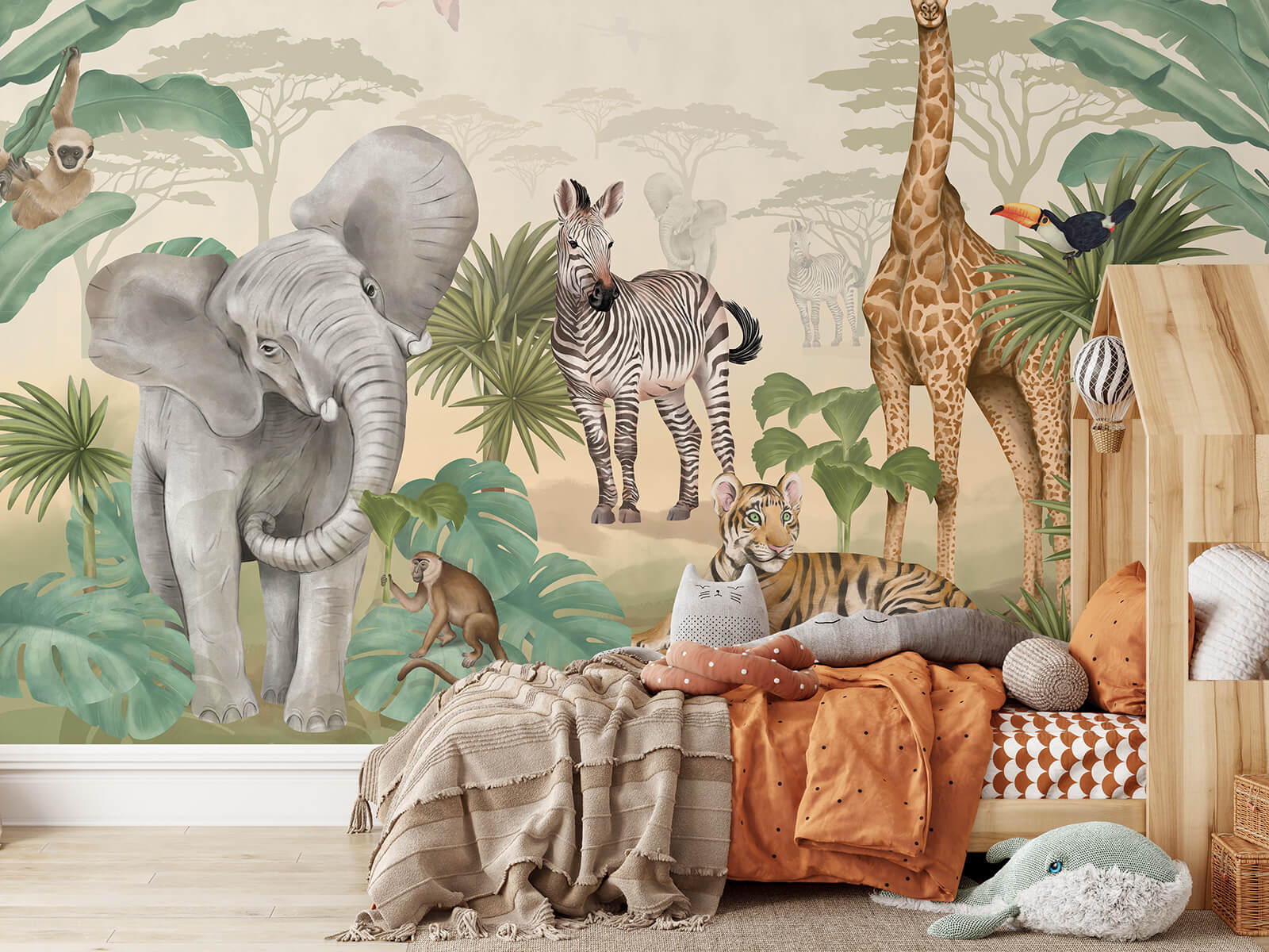 Papel de Parede Animais SAFARI Papel de parede infantil com animais selvagens e plantas tropicais em quarto de criança decorado.