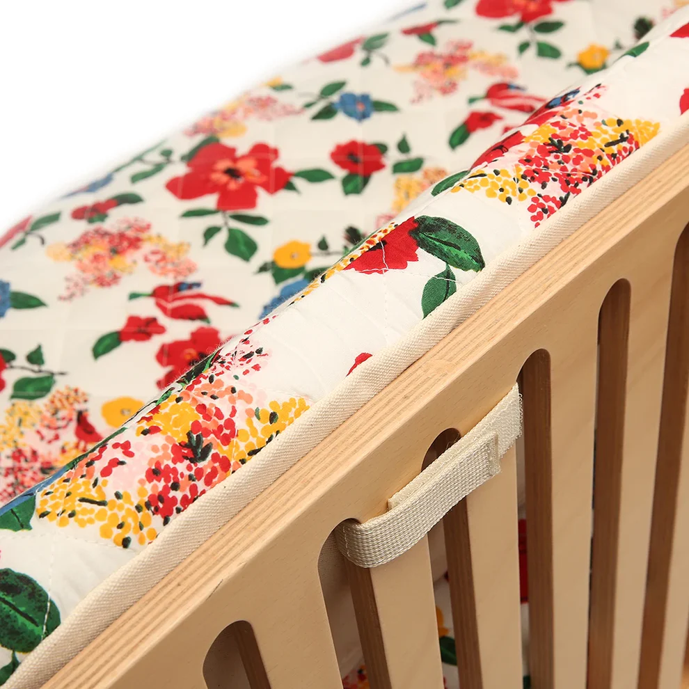 Almofadas para Berço/Banco KODO Cama infantil com colchão estampado floral e estrutura de madeira clara