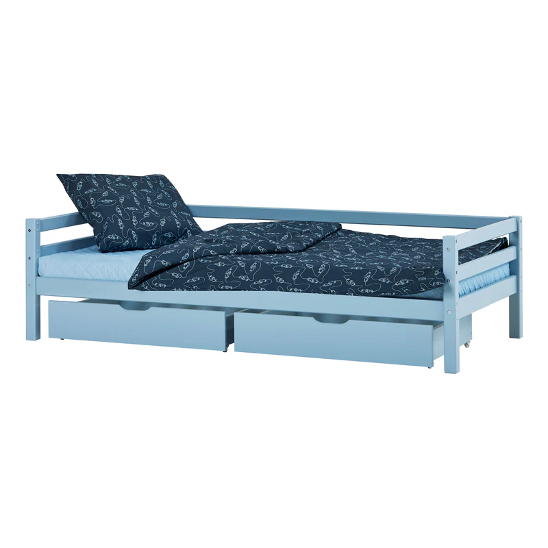 Conjunto de Edredão e Fronha Infantil – Carro Cama juvenil azul claro com gavetas e roupa de cama azul escura com padrão branco