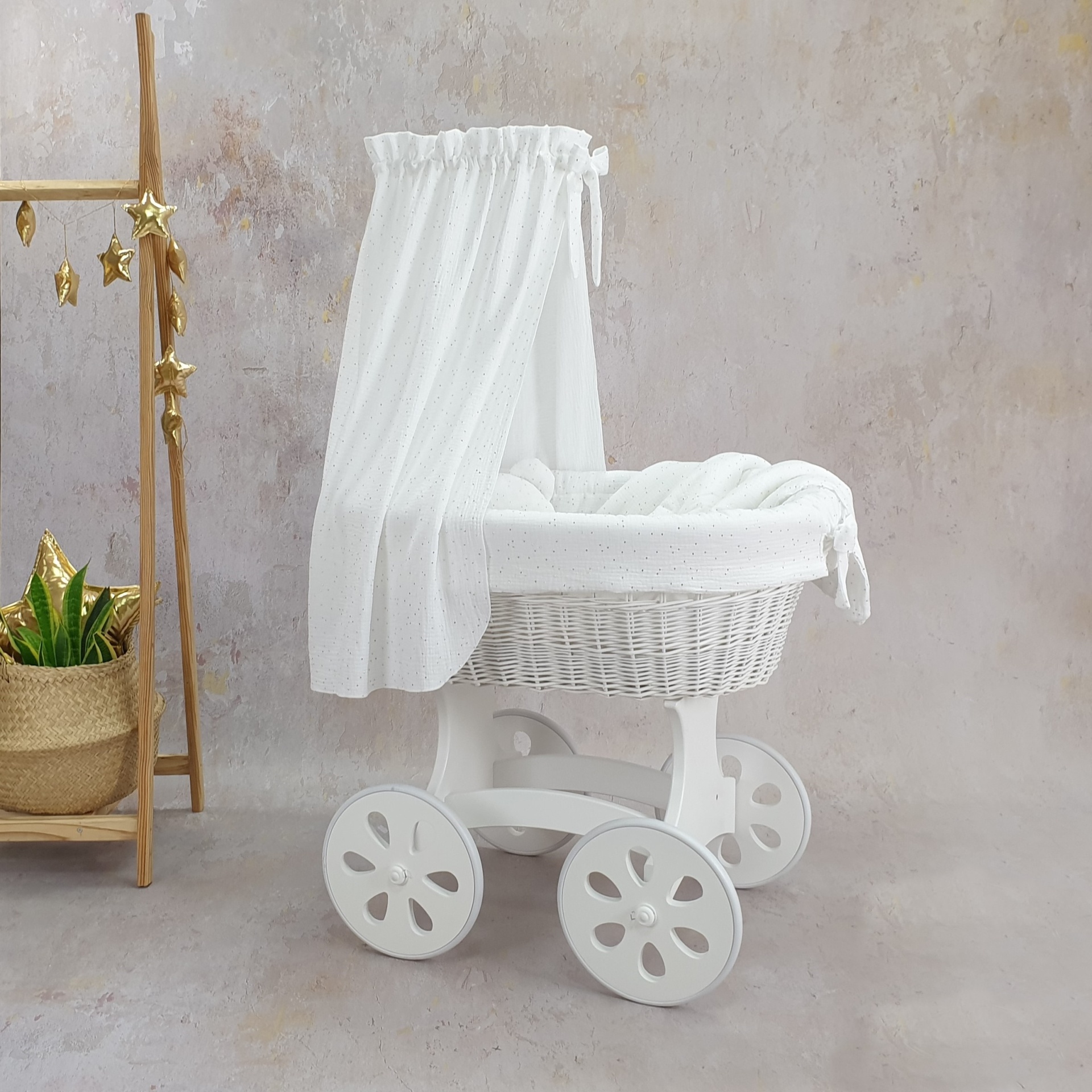 Cesta Moisés de Vime Branco SARA com Roupa de Cama Carrinho de bebé branco em madeira e vime com tecido branco e tule ambiental