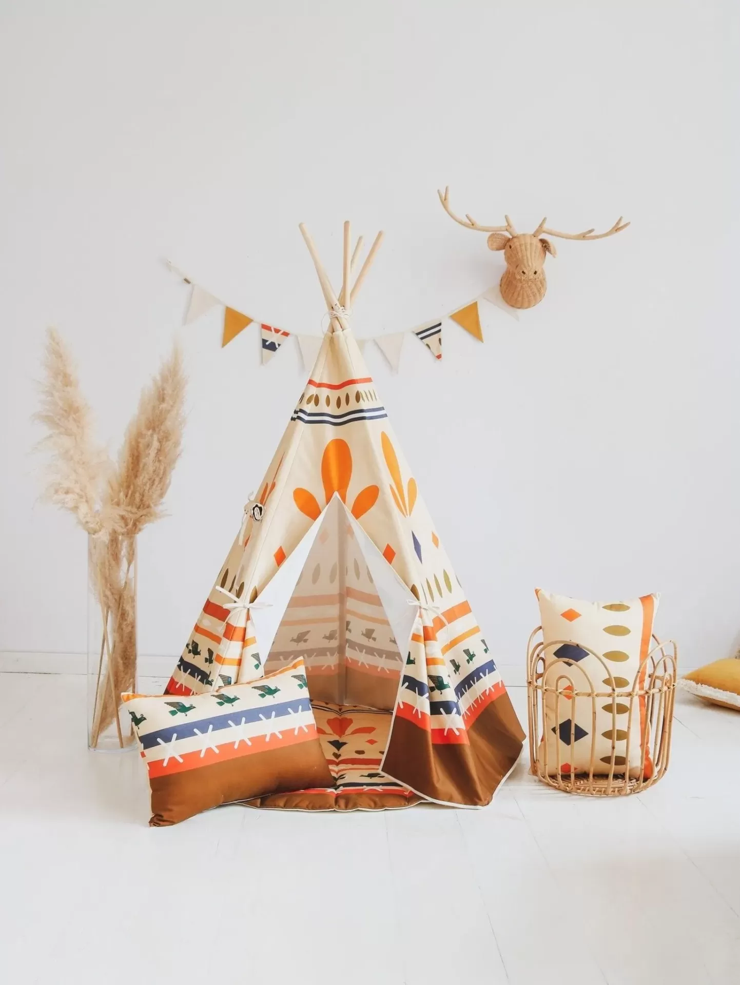 Tenda Tipi NATIVE VIBE Cabana de brincar infantil colorida com almofadas e decoração de parede