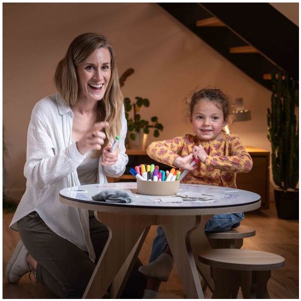 Mesa Infantil de Desenho e Atividades Montessori em Madeira Mesa redonda com marcadores e duas pessoas desenhando