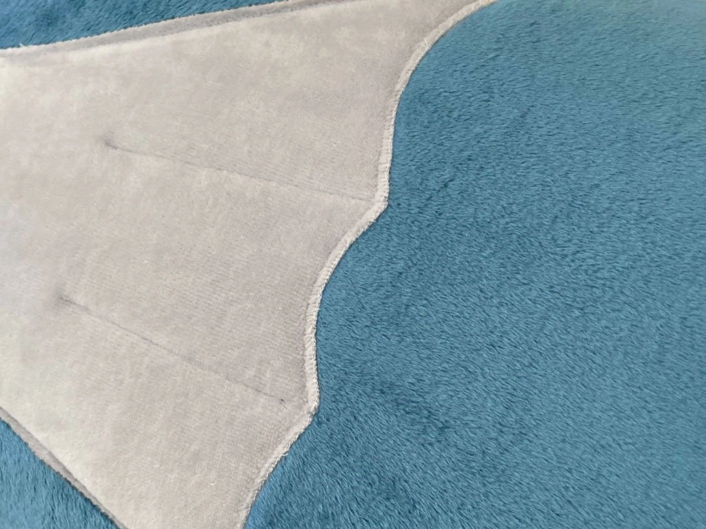 Protetor de Cama/Berço DRAGÃO PELÚCIA Tapete azul com tapete pequeno creme e bege em forma de concha