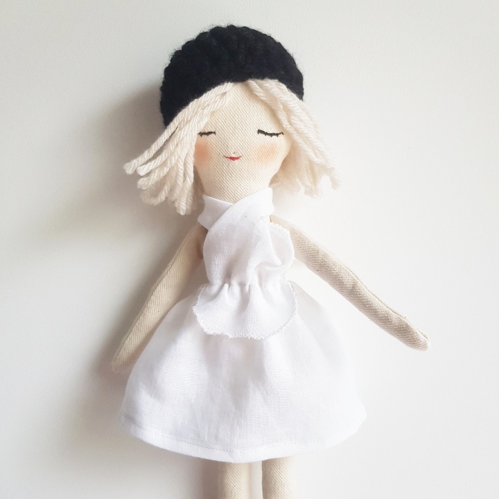 Boneca Parisiense Eco-Friendly SYLVIE Boneca de pano com vestido branco e boina preta