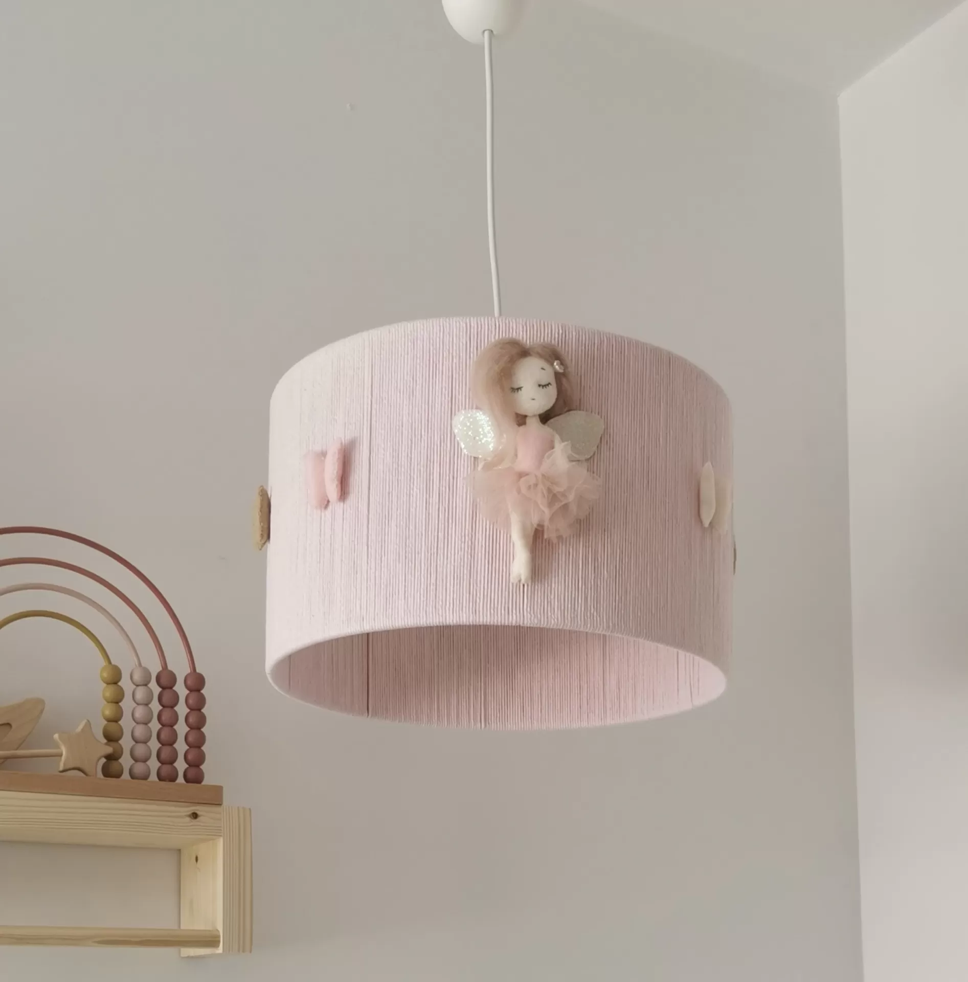 Candeeiro de Teto FADA Rosa Candeeiro rosa claro com decoração bailarina pendurado no teto