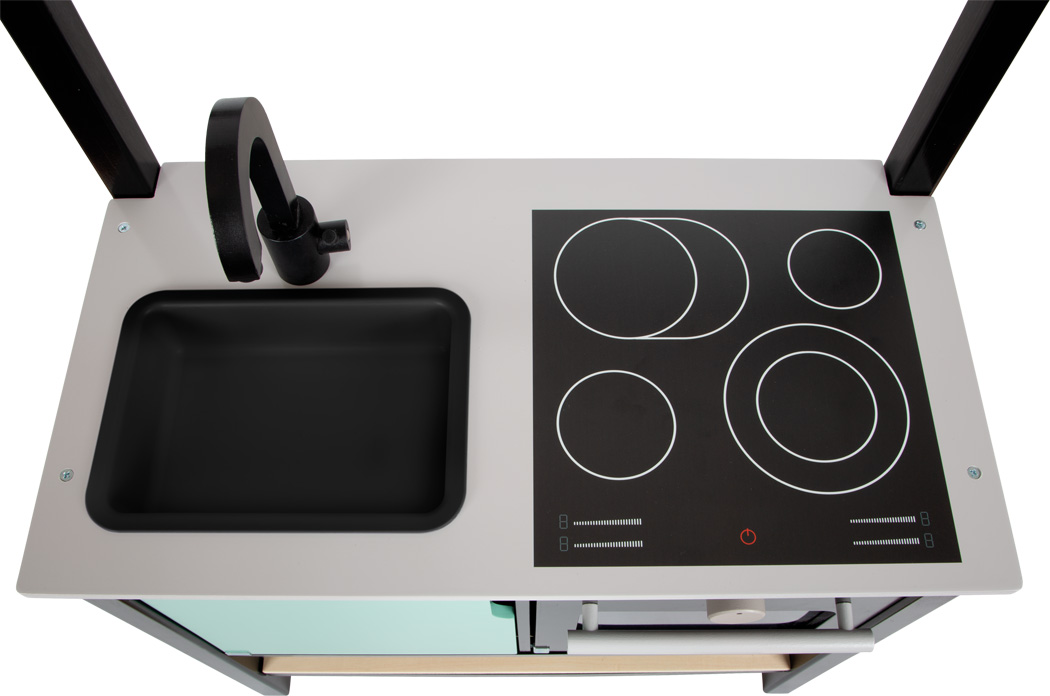 Cozinha Infantil Estilo INDUSTRIAL Cozinha infantil de madeira com lava-loiças preto e placa de fogão preta com círculos brancos