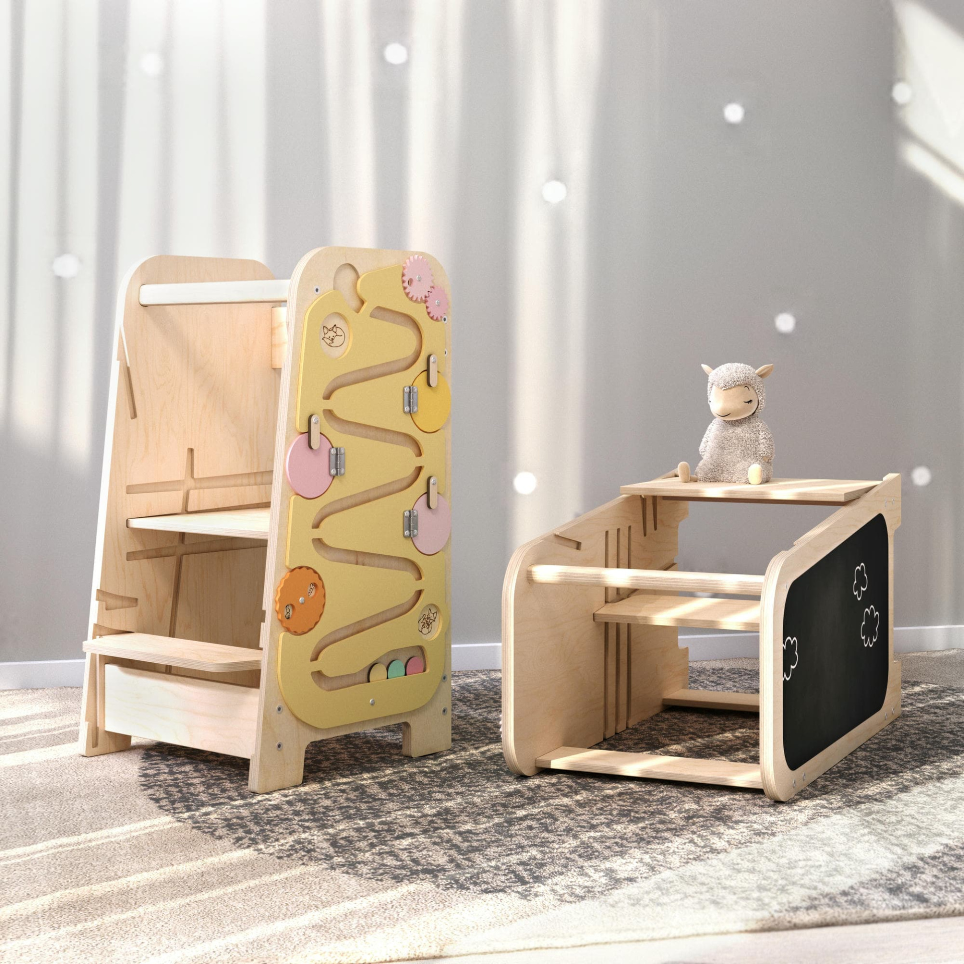 Torre de Aprendizagem Multifuncional 5 em 1 Conjunto de cadeira e mesa infantil em madeira com painel amarelo e peluche em cima da mesa
