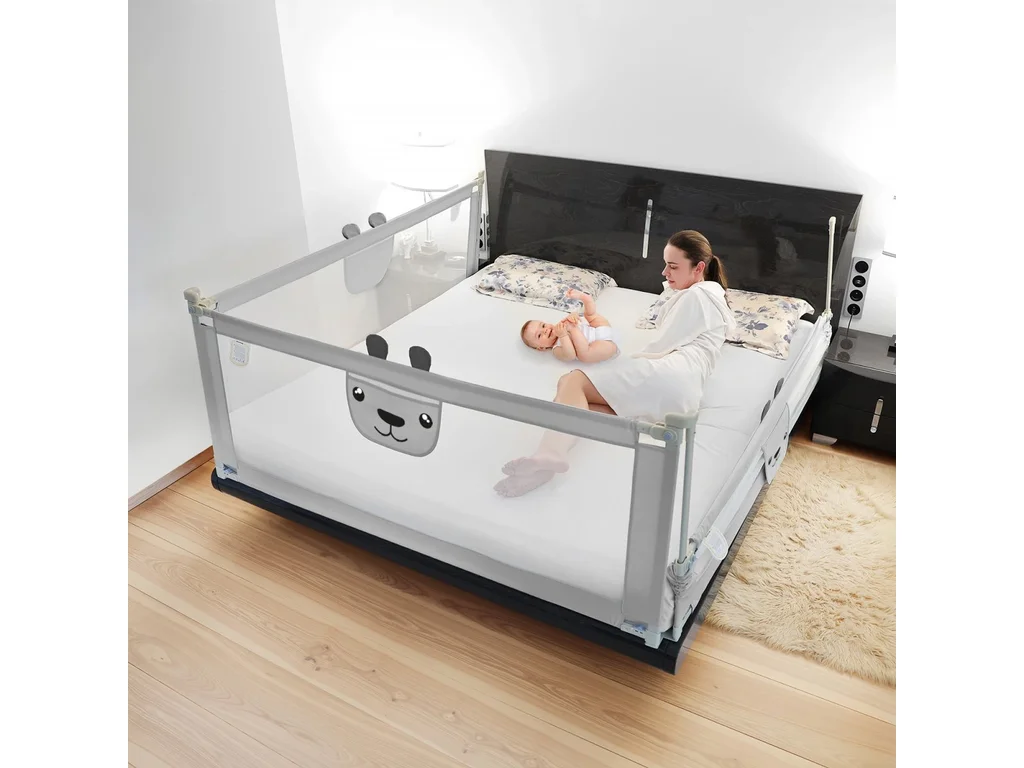Grade de Proteção para Cama Infantil Ursinho Barreira proteção infantil branca com rede transparente e rosto de urso numa cama de casal