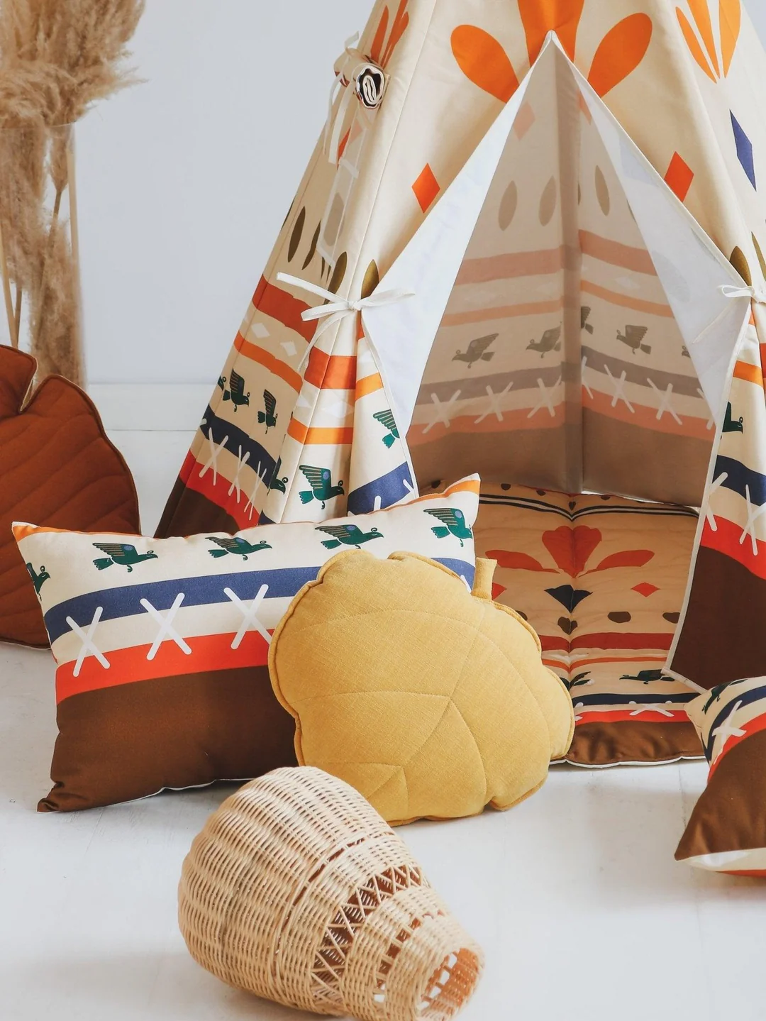 Tenda Tipi NATIVE VIBE Tenda infantil decorativa com almofadas coloridas e cesto de vime no chão