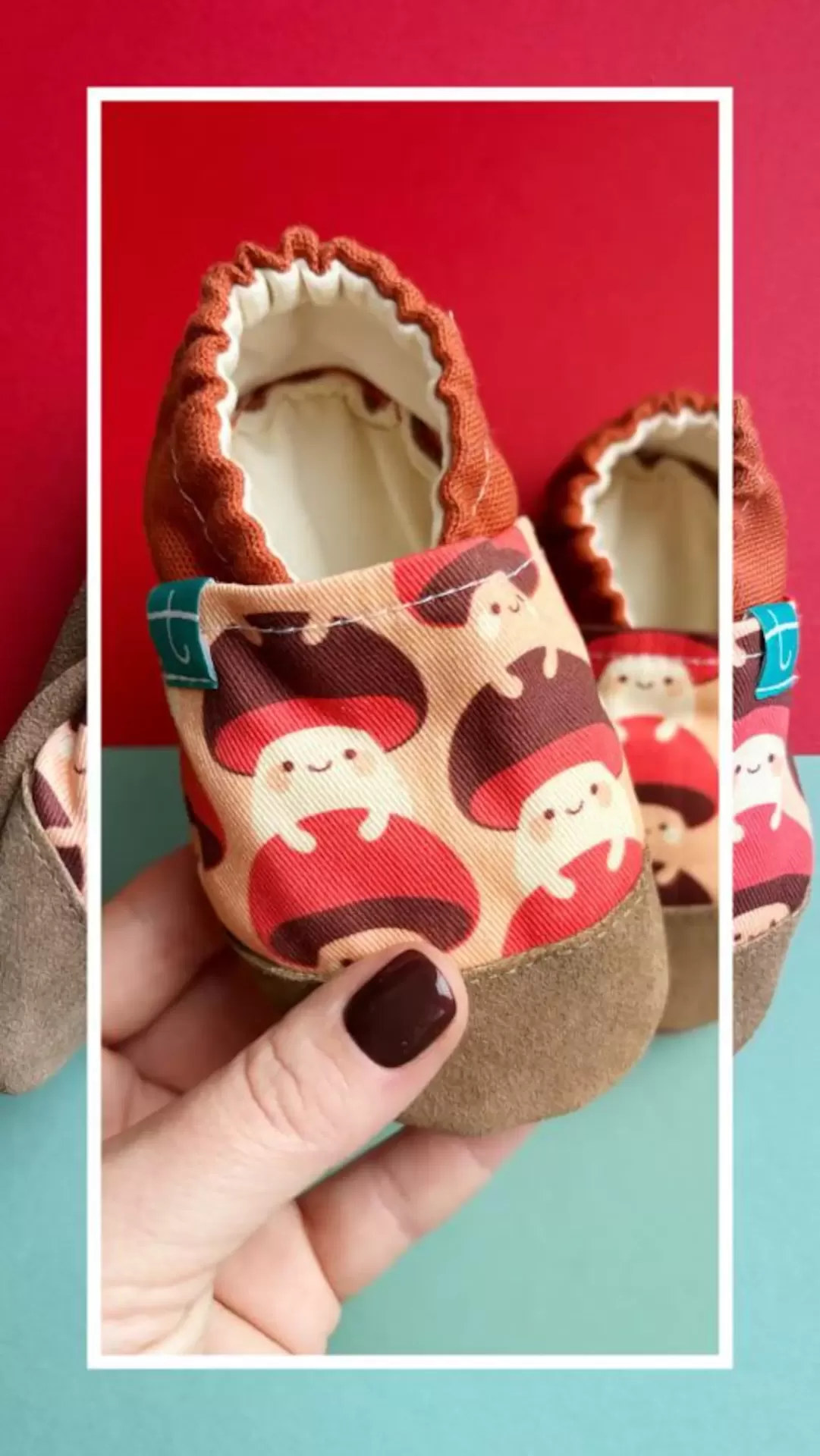 Sapatinhos de Criança em Couro Natural – Cogumelos Felizes Sapatilhas de bebé com padrão de cogumelos vermelho e castanho, sola castanha e interior creme