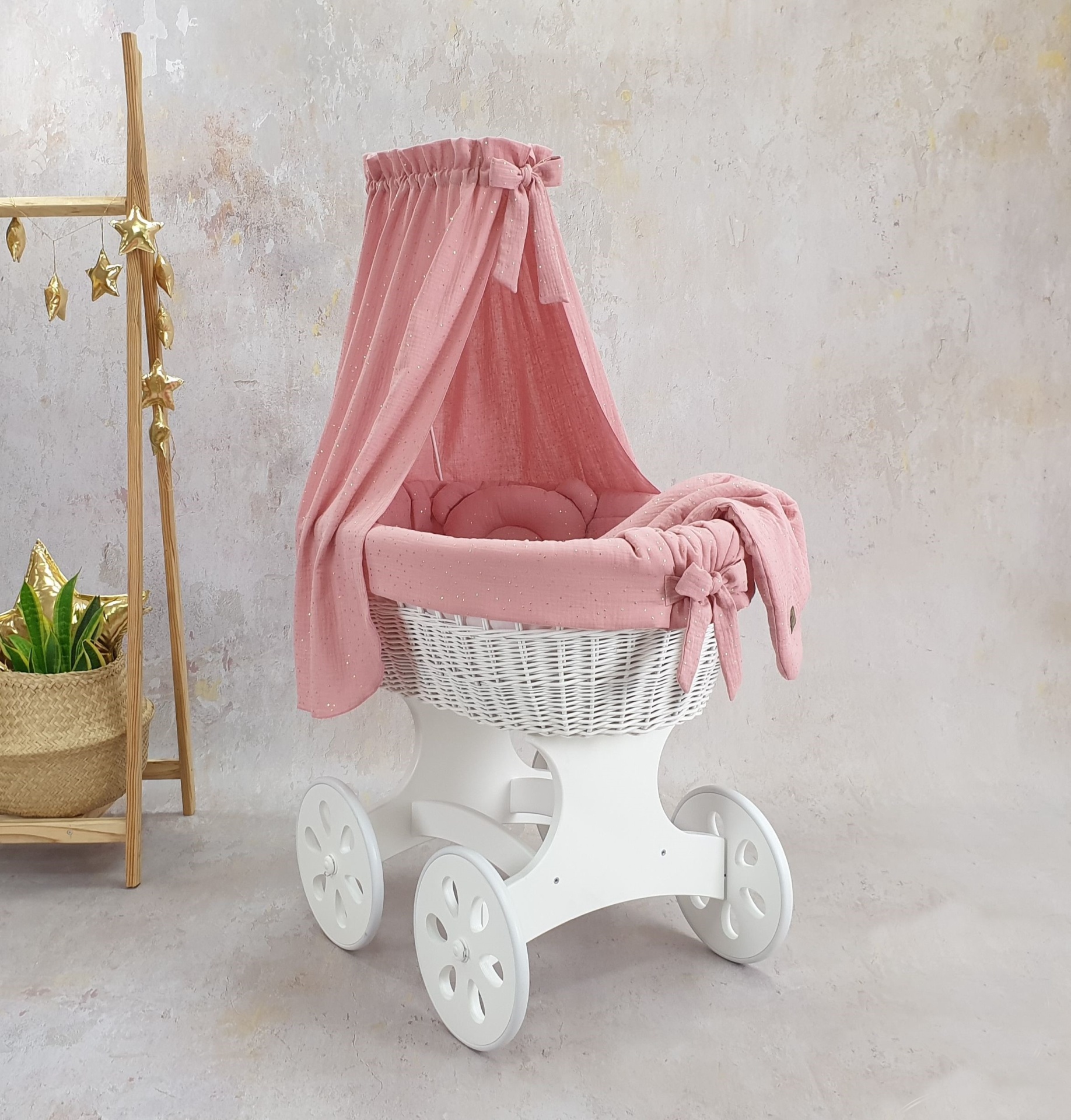 Cesta Moisés de Vime Branco SARA com Roupa de Cama Carrinho de bebé clássico em madeira branca e vime com colchão e cobertura rosa