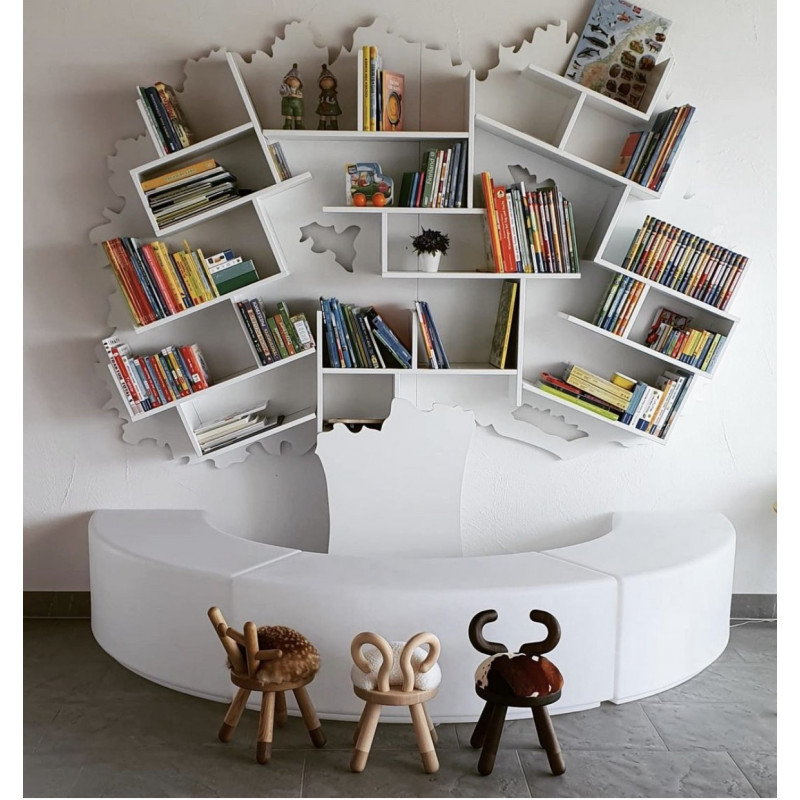 Estante Árvore Grande TESS Estante de parede branca em forma de árvore com livros e três bancos infantis em madeira