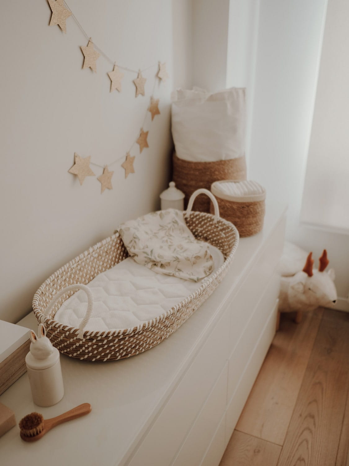 Cesto de Moisés Fraldário em Algas Marinhas Naturais Cama de bebé moisés trançada com colchão branco, tecido às folhas e decoração de estrelas na parede