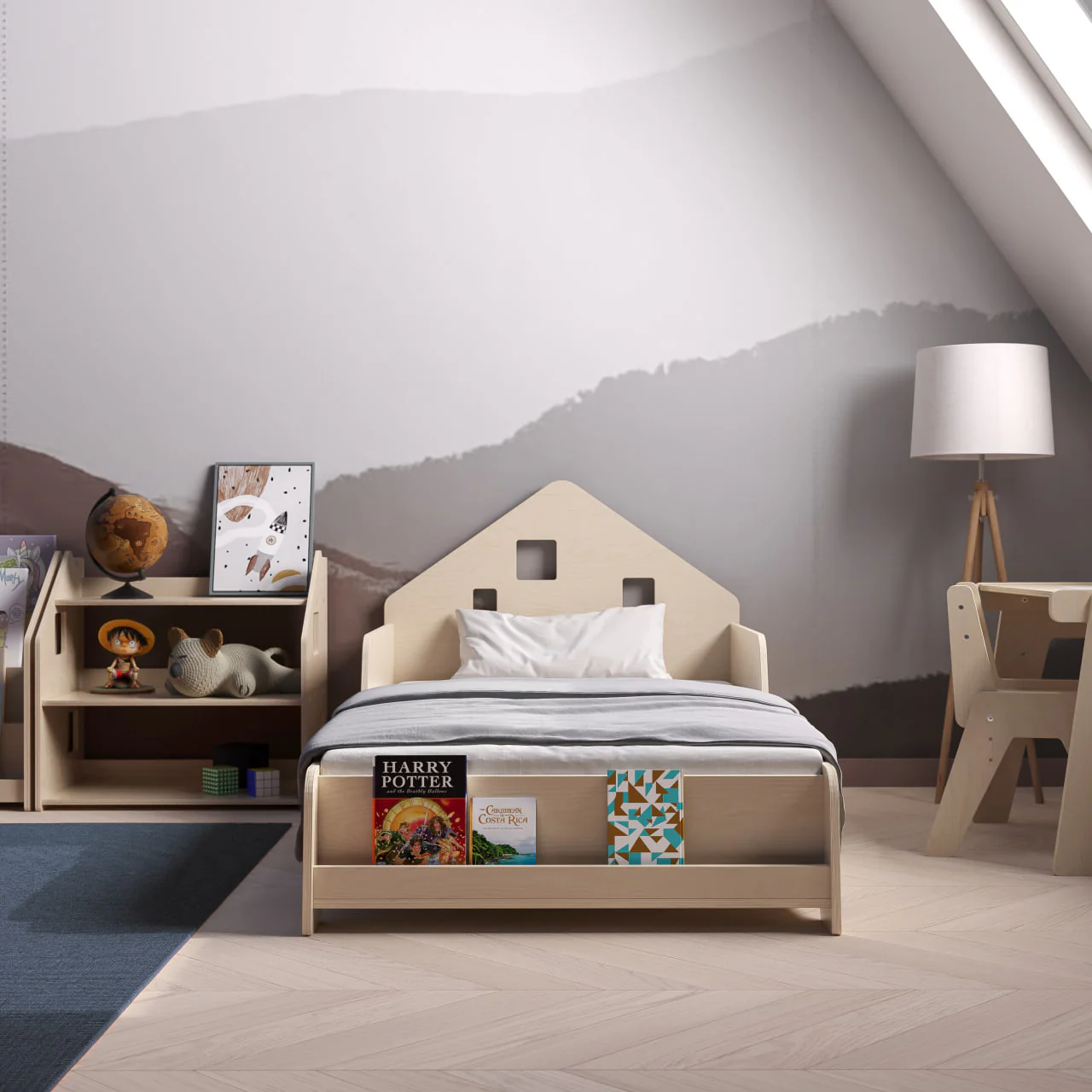 Cama Extensível em Forma de Casa com Iluminação LED Quarto infantil com cama de madeira clara em forma de casa, estante com brinquedos e globo, e candeeiro com mesa e cadeira de madeira.