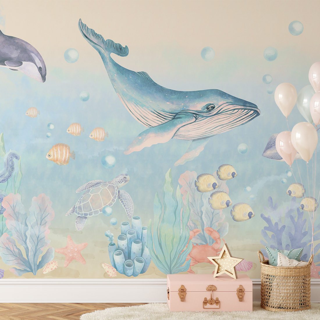 Papel de Parede Infantil Oceano Mural de parede subaquático com baleia azul e peixes em quarto decorado com balões e cesta.