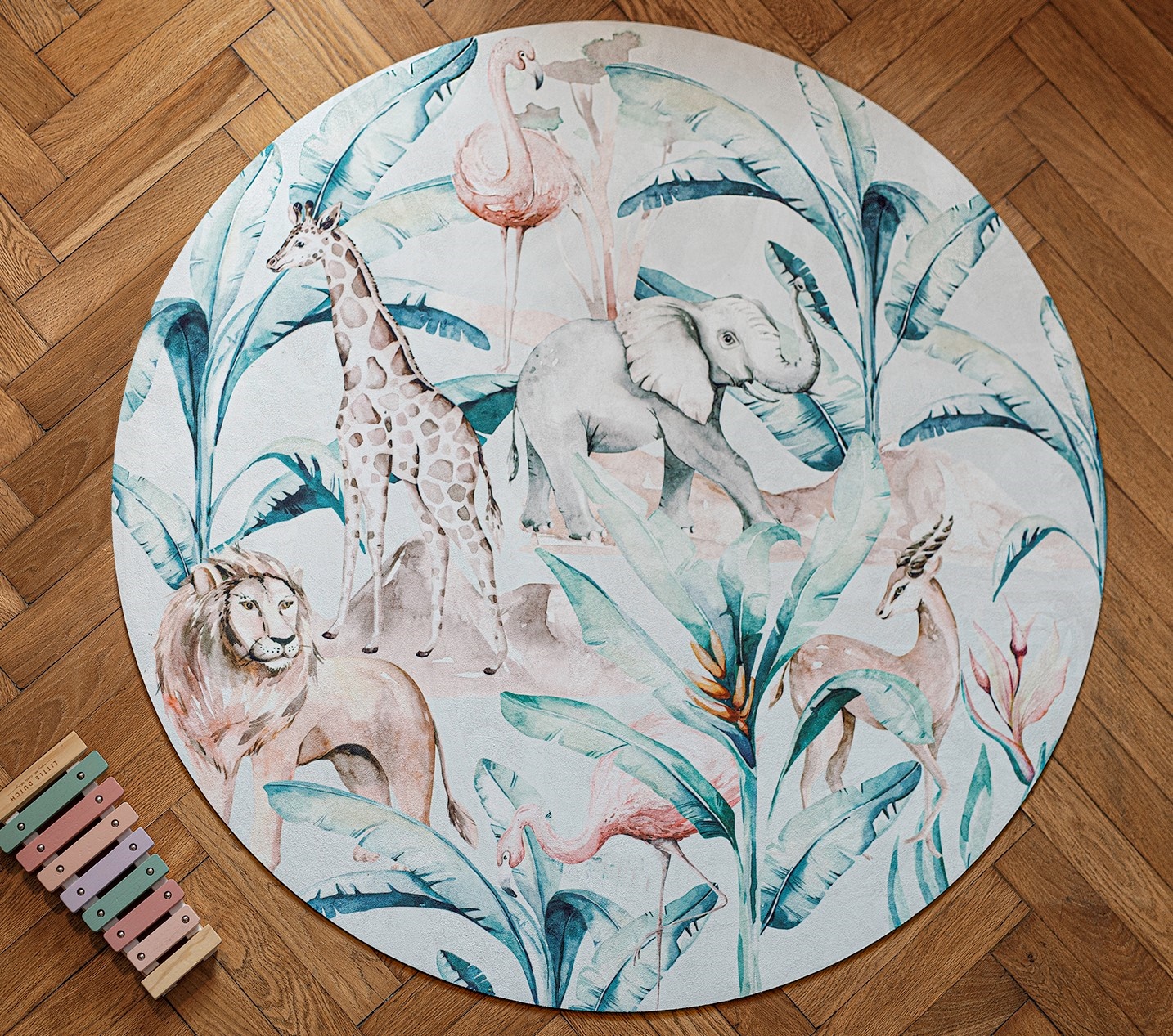 Tapete Redondo ECO Vida Animal Tapete redondo com estampa de folhas e animais sobre chão de madeira