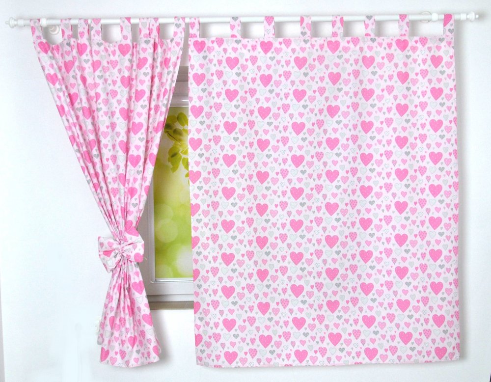 Cortinados Infantis Corações Cortinado com padrão de corações rosa e cinza em tecido branco