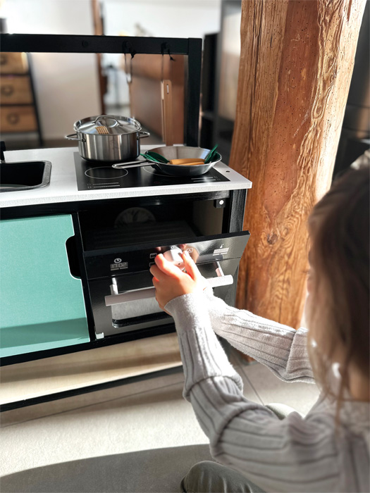 Cozinha Infantil Estilo INDUSTRIAL Cozinha infantil de brincar com utensílios e gaveta aberta