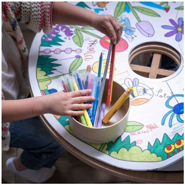 Mesa Infantil de Desenho e Atividades Montessori em Madeira Mesa redonda para crianças com desenhos coloridos e material de desenho dentro de um compartimento circular