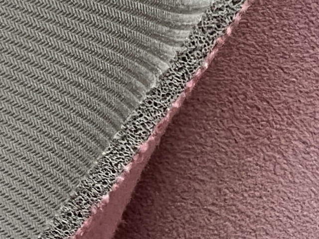 Tapete Grande de Brincar Nuvens Rosa PRIME Superfície têxtil cinza e rosa com texturas distintas em detalhe