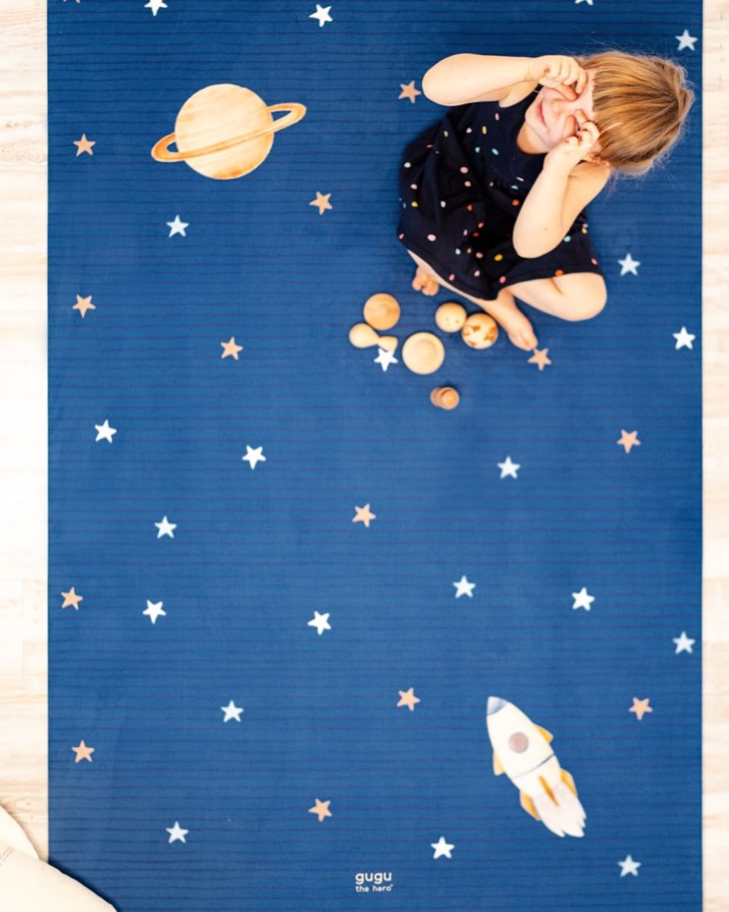Tapete Grande Borracha Natural GALÁXIA Tapete azul com estrelas, planeta Saturno e foguetão, criança sentada com vestido azul