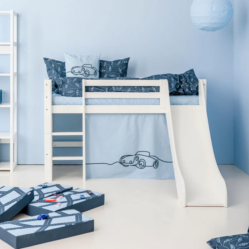 Conjunto de Edredão e Fronha Infantil – Carro Cama infantil alta branca com escorrega e roupa de cama azul com carros e tapetes com padrão de estrada