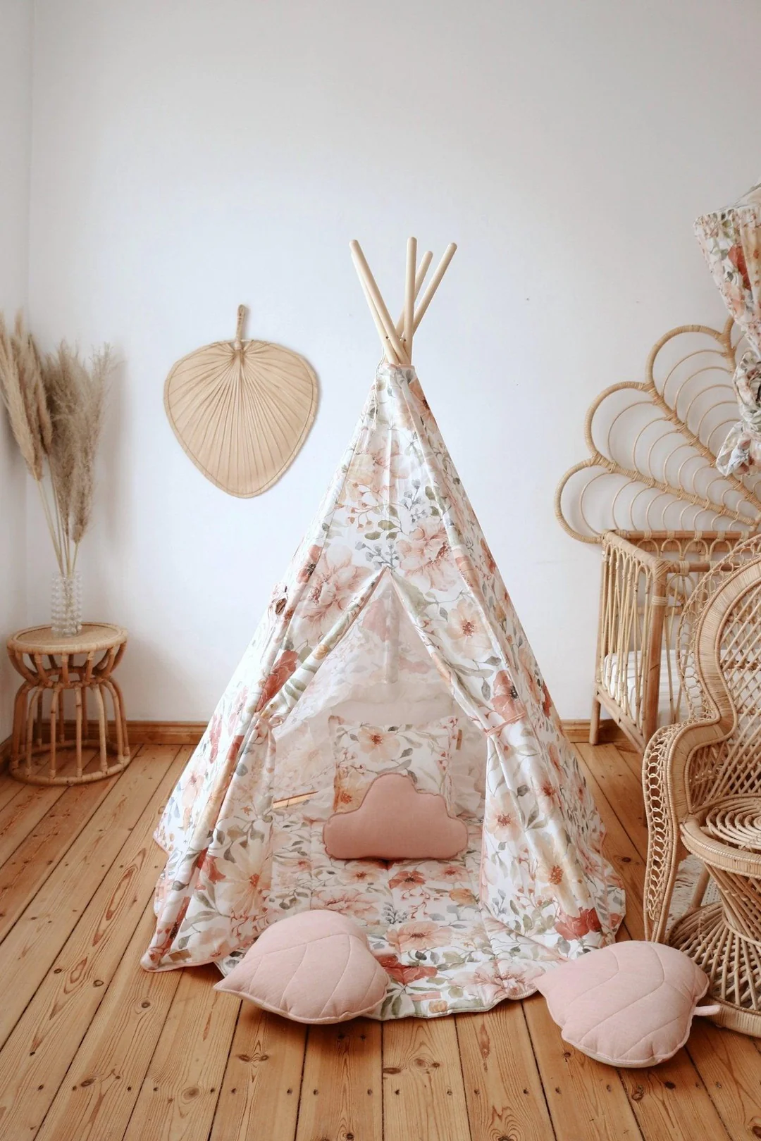 Conjunto Tipi FLOWER POWER – Tenda, Tapete e Almofada Tenda tipi infantil floral com almofadas rosa e móveis em rattan