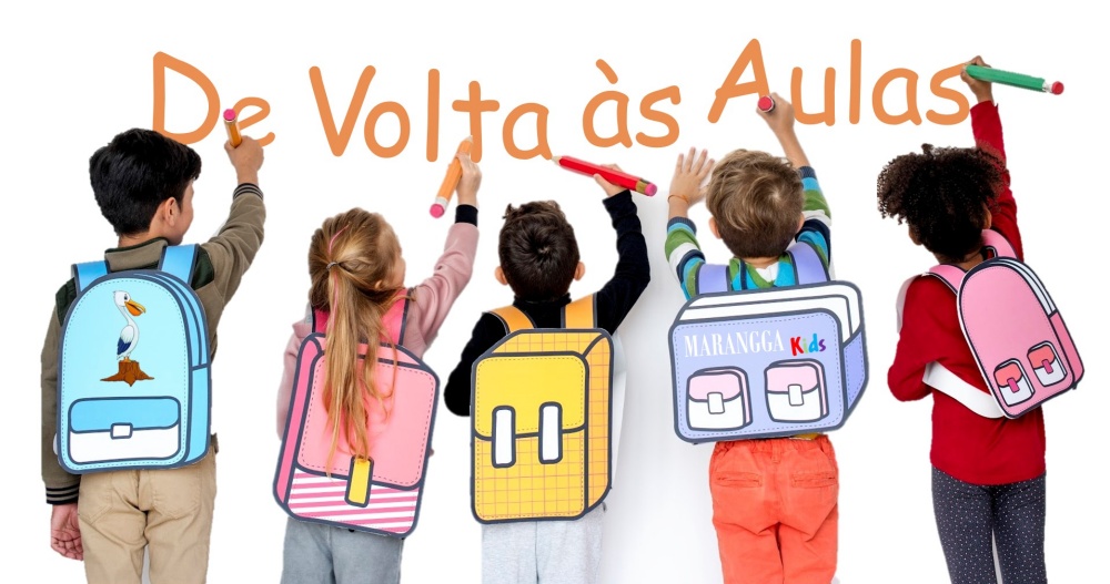 Crianças com mochilas coloridas escrevem na parede a frase De Volta às Aulas