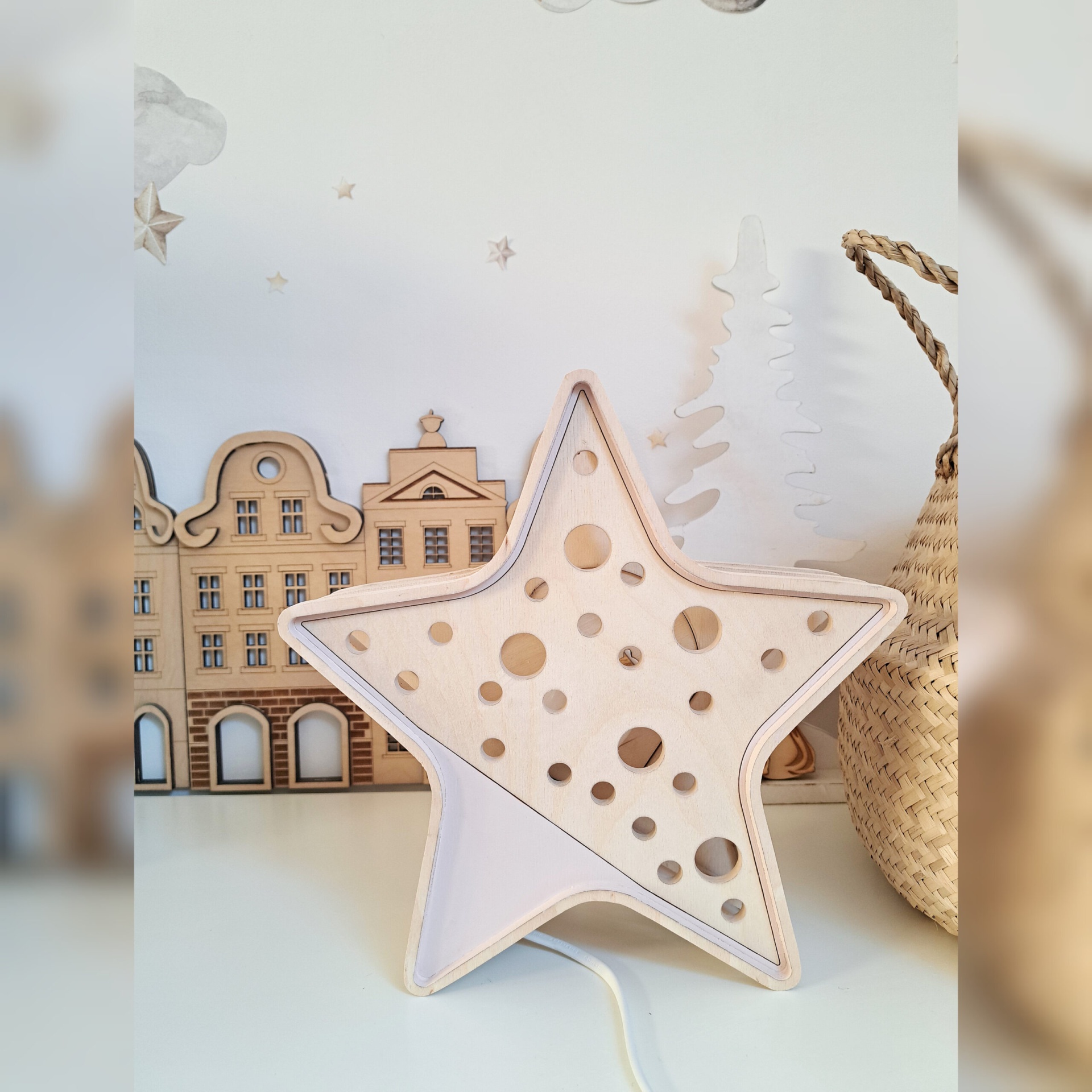 Luminária Estrela de Madeira Controlado por SMARTPHONE Luminária estrela em madeira com furos circulares e decoração de casas de madeira ao fundo