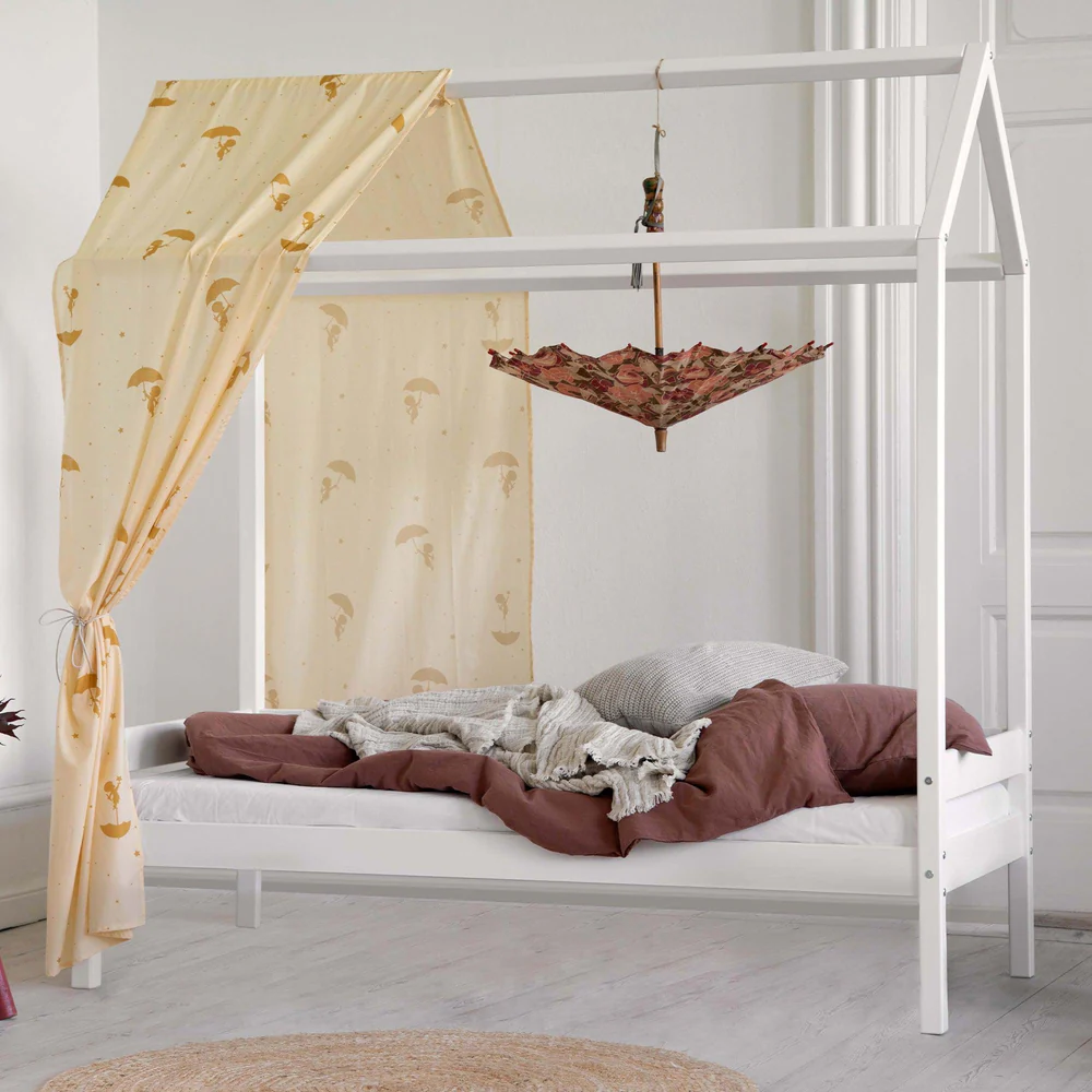 Cama Infantil Casinha Eco Conforto 70x160 Cama infantil branca em forma de casa com roupa de cama castanha e manta cinza