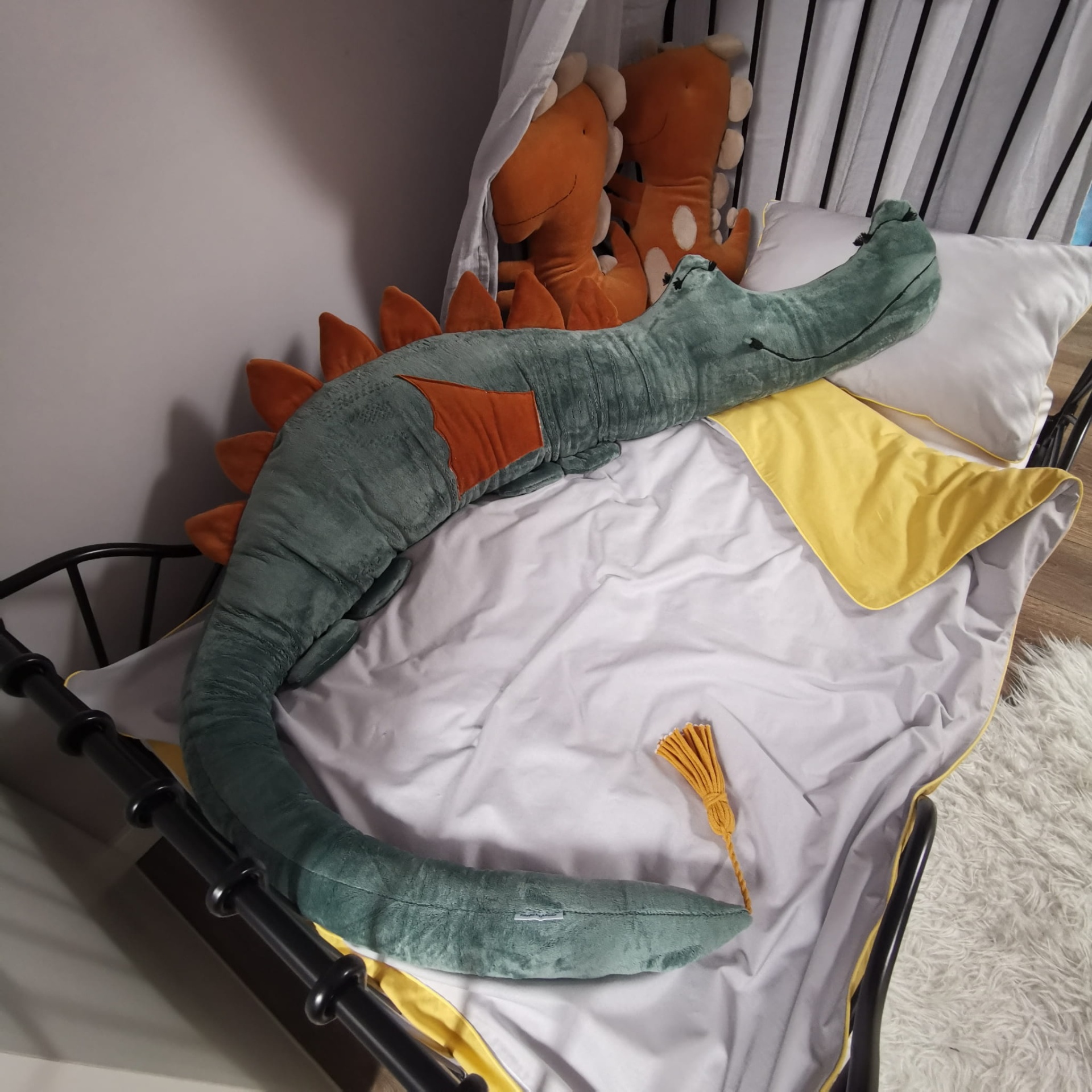 Protetor de Cama/Berço DRAGÃO PELÚCIA Cama de criança com peluche crocodilo verde e roupa de cama branca com amarelo