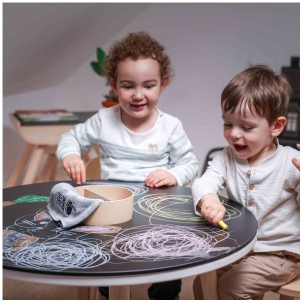 Base de Mesa para Desenhar Dupla Face Crianças a desenhar numa mesa de ardósia preta com giz colorido