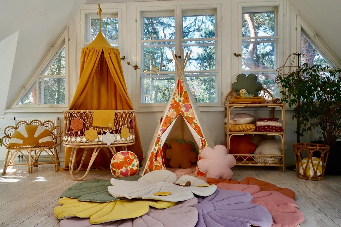 Tapete de Veludo FLOR Quarto infantil com tapetes floridos, tenda e berço de vime com dossel amarelo