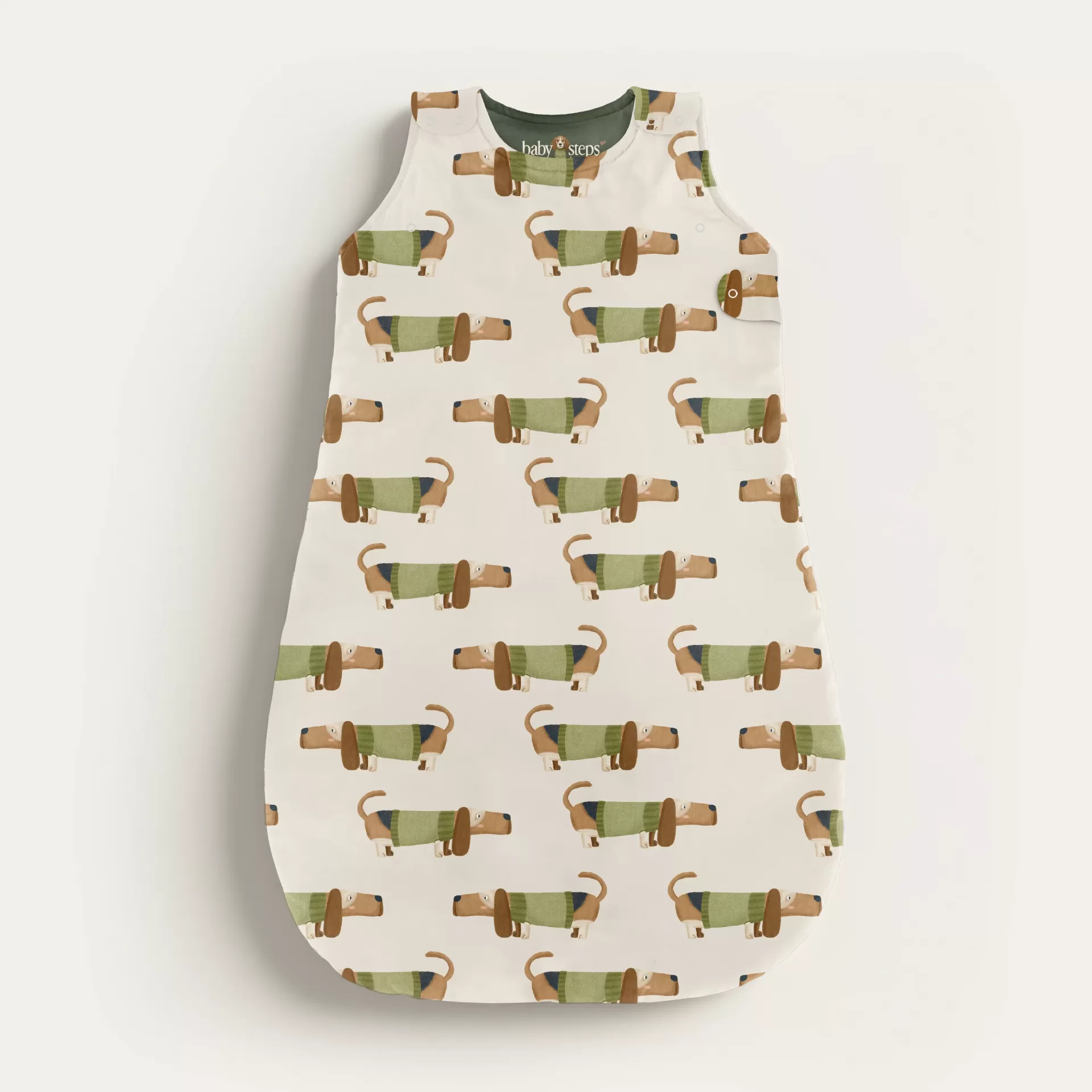 Saco de Dormir para Bebé - Cãozinho Teckel Saco de dormir para bebé com padrão de cães castanhos e verdes em fundo creme