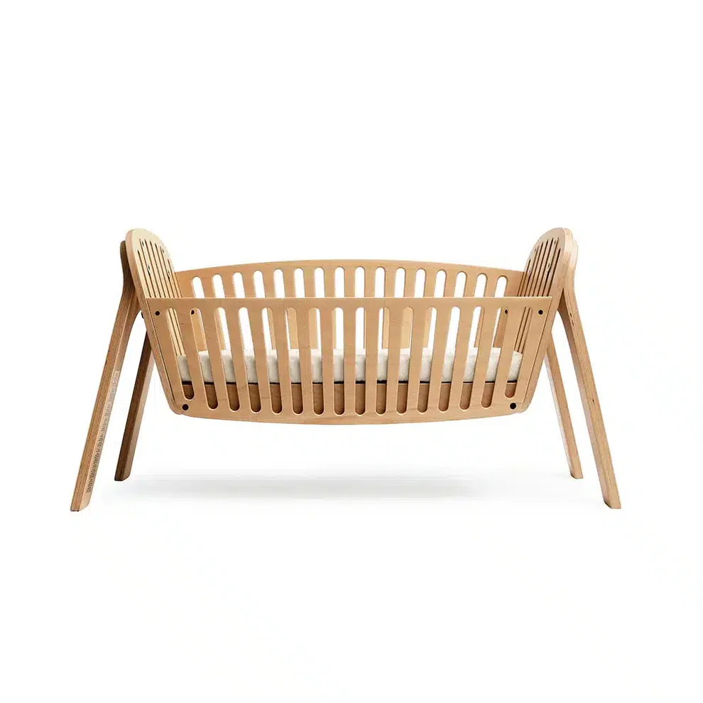 Berço Co-Sleeping KODO em Madeira Natural Com Colchão Berço suspenso de madeira clara com colchão branco numa superfície branca